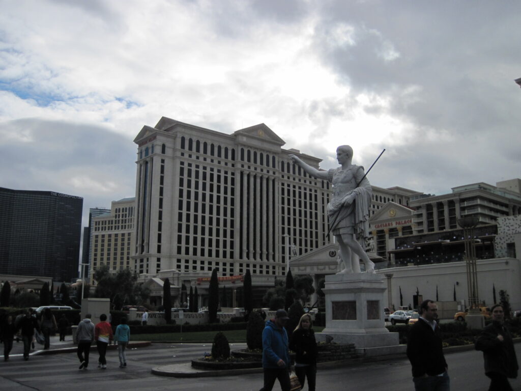 Foran Caesars Palace: romersk drama og turister i helt almindeligt dagslys