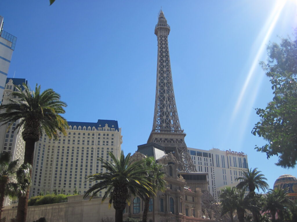 Paris Las Vegas i fuld sol: Paris-vibes, bare med palmer og Vegas-støj